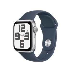 Apple Watch SE (2ª generazione, 2023) GPS 40 mm Smartwatch con cassa in alluminio color argento e Cinturino Sport blu tempesta - S/M. Fitness tracker, monitoraggio del sonno, Rilevamento incidenti