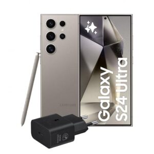 Un Samsung Galaxy S24 Ultra è posizionato su una superficie chiara, accanto al suo caricatore. Lo smartphone presenta un elegante display e un design moderno, mentre il caricatore è di colore bianco.