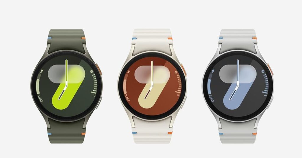 Due smartwatch Samsung, il Galaxy Watch7 e il Watch6, sono posizionati uno accanto all'altro su uno sfondo bianco, evidenziando le loro differenze di design e funzionalità.