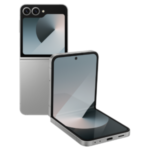 Un Samsung Galaxy Z Flip 6 di colore Silver Shadow è posizionato su una superficie chiara, con il display aperto che mostra un'interfaccia utente colorata e vivace. L'ambiente è luminoso e moderno.