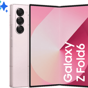 Un Samsung Galaxy Z Fold 6 rosa è aperto su una superficie chiara, mostrando il suo schermo interno. Accanto, ci sono accessori come cuffie e un caricabatterie, in un ambiente luminoso e moderno.