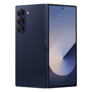 Un uomo sta utilizzando un Samsung Galaxy Z Fold 6 di colore navy, aperto, mentre è seduto su una panchina in un parco. Intorno a lui ci sono alberi e un cielo sereno.