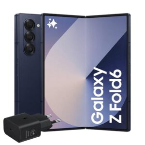 Un Samsung Galaxy Z Fold 6 pieghevole è appoggiato su una superficie chiara, accanto a un caricatore. Il dispositivo è aperto, mostrando il suo ampio schermo interno, mentre il design elegante è ben visibile.