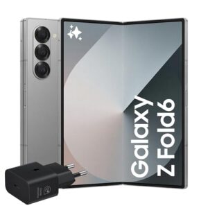 Un Samsung Galaxy Z Fold 6 pieghevole è appoggiato su una superficie chiara, accanto a un caricatore. Il telefono è aperto, mostrando il suo schermo interno. L'ambiente è luminoso e moderno.