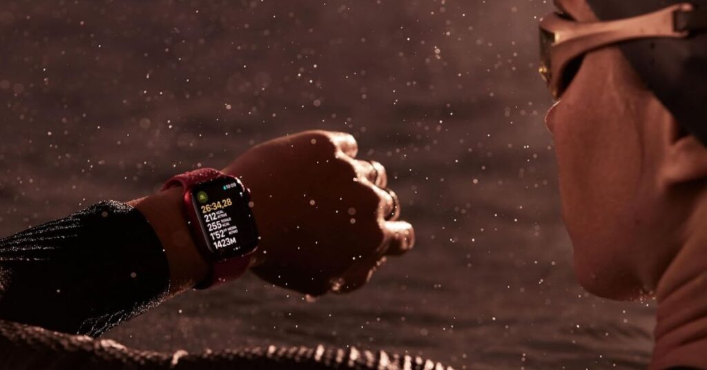 Un smartwatch LTE nero è appoggiato su una superficie chiara, con un display luminoso che mostra l'ora e alcune icone. Sullo sfondo, si intravedono oggetti di uso quotidiano.