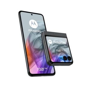 Un elegante smartphone Motorola Razr è appoggiato su una superficie chiara, con il display esterno acceso che mostra informazioni. Sullo sfondo, si intravedono elementi di arredamento moderno.