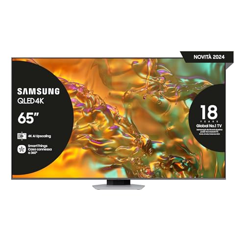 Un salotto elegante con un divano grigio e un tavolino. Sul muro è montata una TV Samsung, mentre una pianta verde aggiunge un tocco di natura all'ambiente.