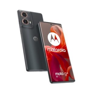 Un smartphone con un ampio display FHD, colori vivaci e un design elegante è appoggiato su una superficie chiara. Sullo sfondo, si intravedono oggetti domestici e un'atmosfera accogliente.