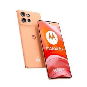 Un smartphone Motorola Edge 50 è posizionato su una superficie scura. Il dispositivo presenta un design elegante con un display curvo e una fotocamera prominente sul retro. L'ambiente è ben illuminato.
