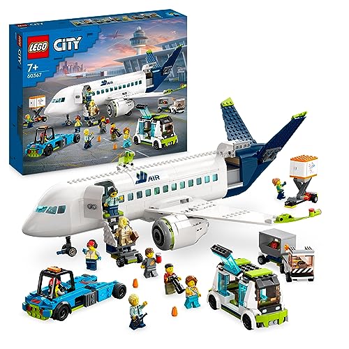 LEGO City Aereo Passeggeri, Modellino di Aeroplano Giocattolo da Costruire con 9 Minifigure e Veicoli dell'Aeroporto: Autobus, Trattore Aeroportuale, Camion del Catering e Furgone, Idea Regalo 60367