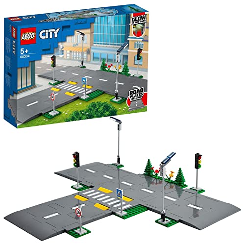LEGO City Piattaforme Stradali, Set di Basi per Strade con Lampioni Fosforescenti, Semafori Giocattolo, Cartelli, Segnaletica Stradale e Alberi 60304