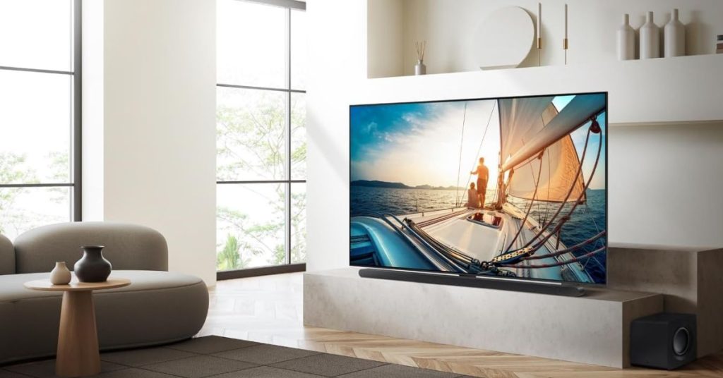 Una TV OLED elegante su un mobile moderno in un soggiorno luminoso.