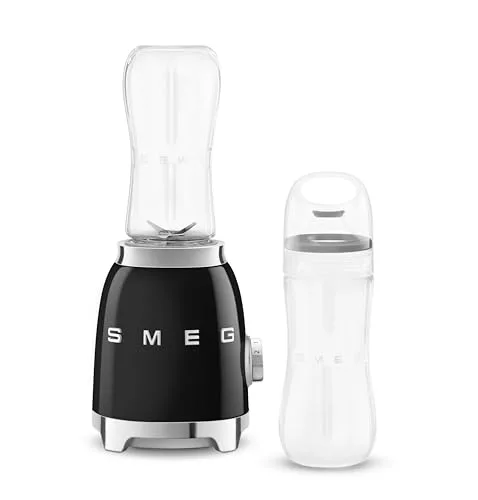 Smeg, Frullatore da Tavolo Compatto PBF01BLEU, 2 Livelli di Velocità, Sicurezza Blocco Motore, 2 Bottiglie da 600 ml in Dotazione, Base Antiscivolo, Avvolgicavo Integrato, 300W, Nero