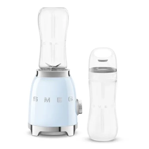 Smeg, Frullatore da Tavolo Compatto PBF01PBEU, 2 Livelli di Velocità, Sicurezza Blocco Motore, 2 Bottiglie da 600 ml in Dotazione, Base Antiscivolo, Avvolgicavo Integrato, 300W, Azzurro Pastello